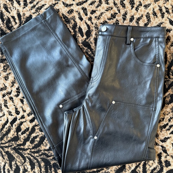 NWT Avec Les Filles Faux Leather Cargo Barrel Pants Size 8 - Picture 3 of 10